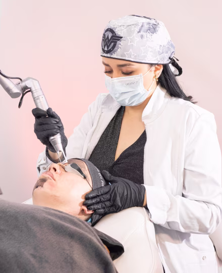 Mujer mostrando el proceso del tratamiento Melan SR facial que utiliza para tratamiento estético