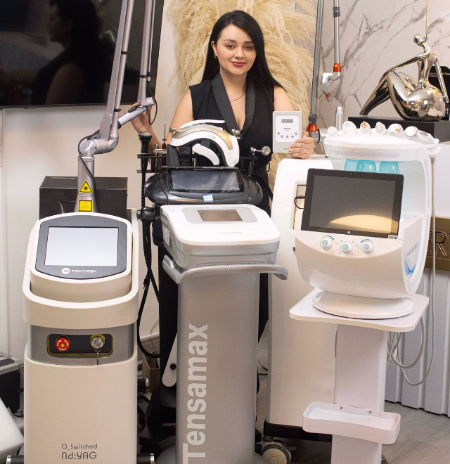 Mujer sonriente mostrando los resultados de Ultherapy, tratamiento de lifting sin cirugía en Bogotá